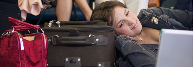 Jeune fille qui se repose sur sa valise