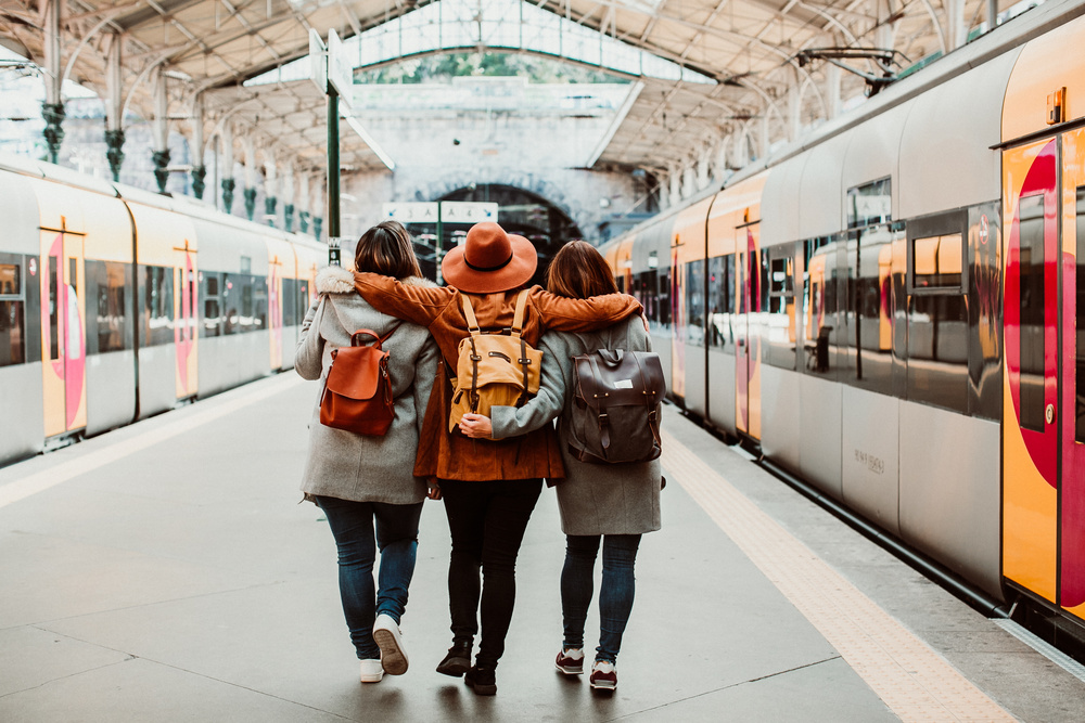 Groupe d'amis dans une gare - train