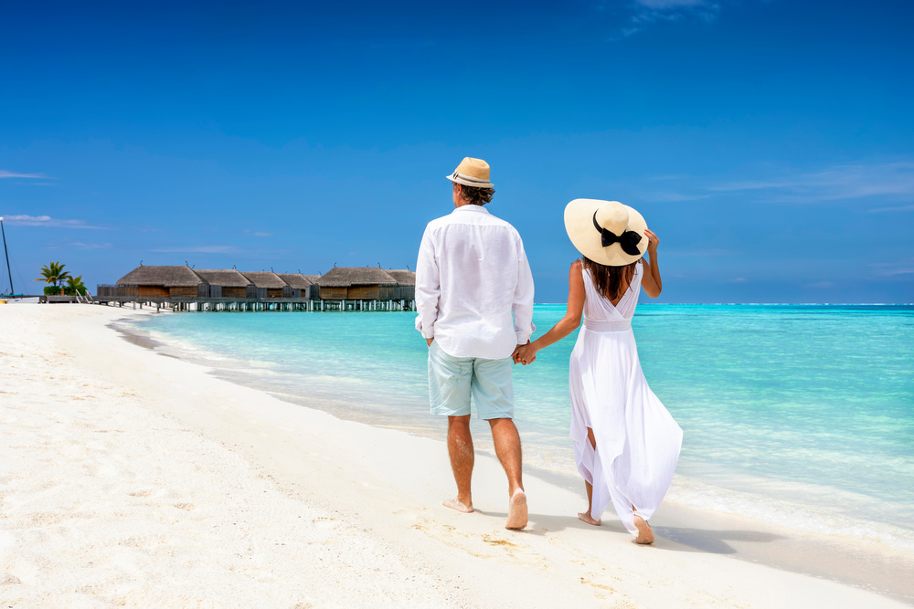 Couple sur la plage des Maldives