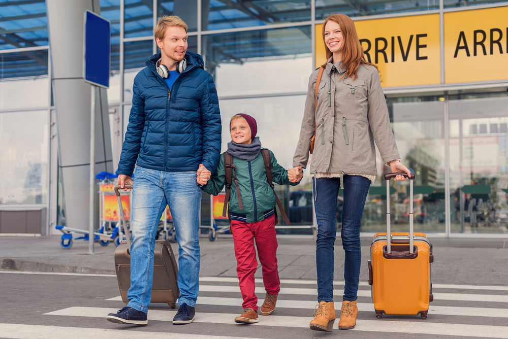 Famille arrivée à l'aéroport
