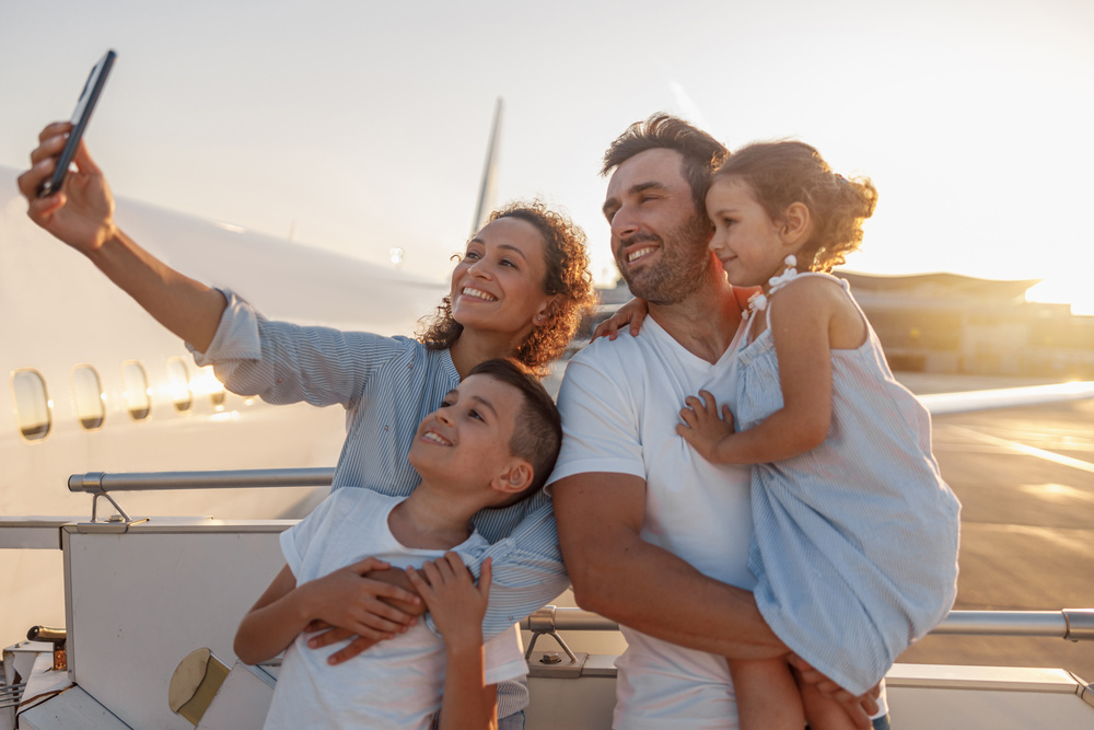 Famille content prenant un selfie prêt à prendre l'avion 