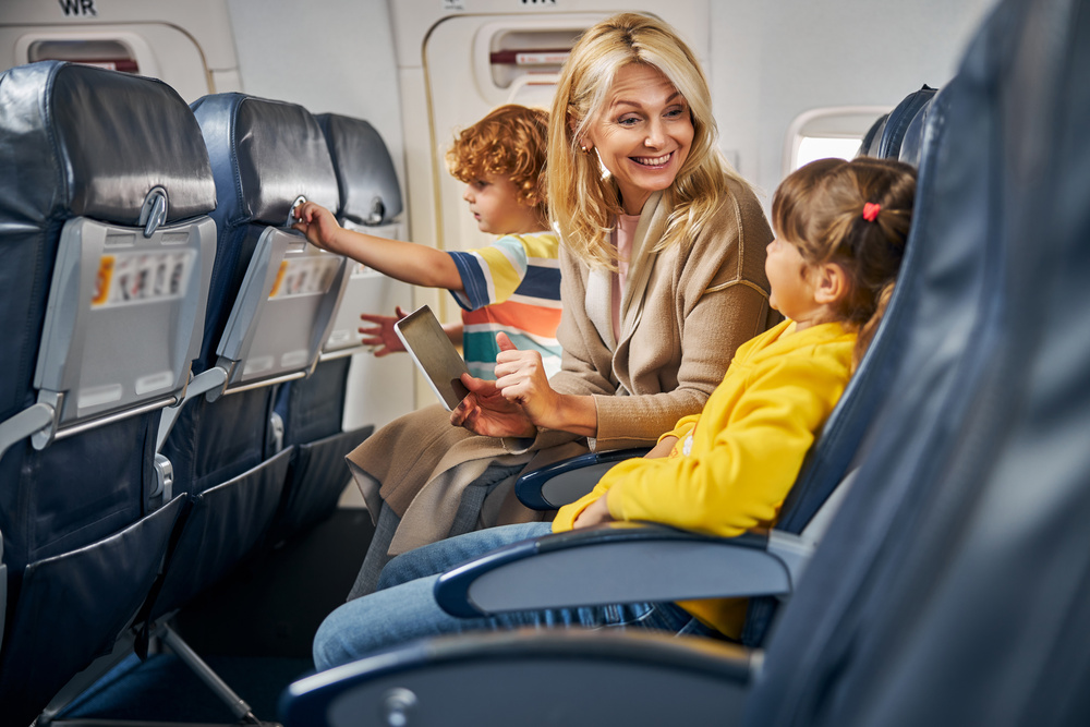 Famille heureux dans l'avion