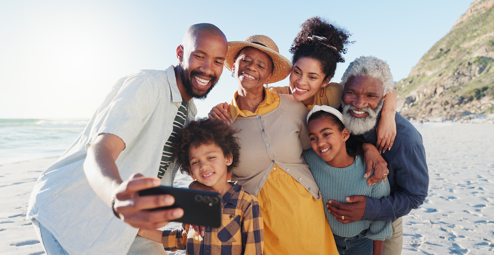 Famille prenant un selfie en vacances