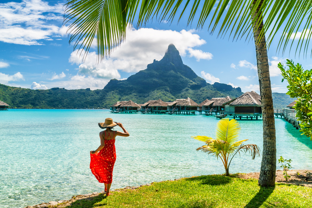 Femme à Bora Bora sous les palmiers