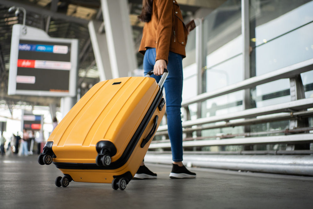 Femme à l'aéroport ave une valise