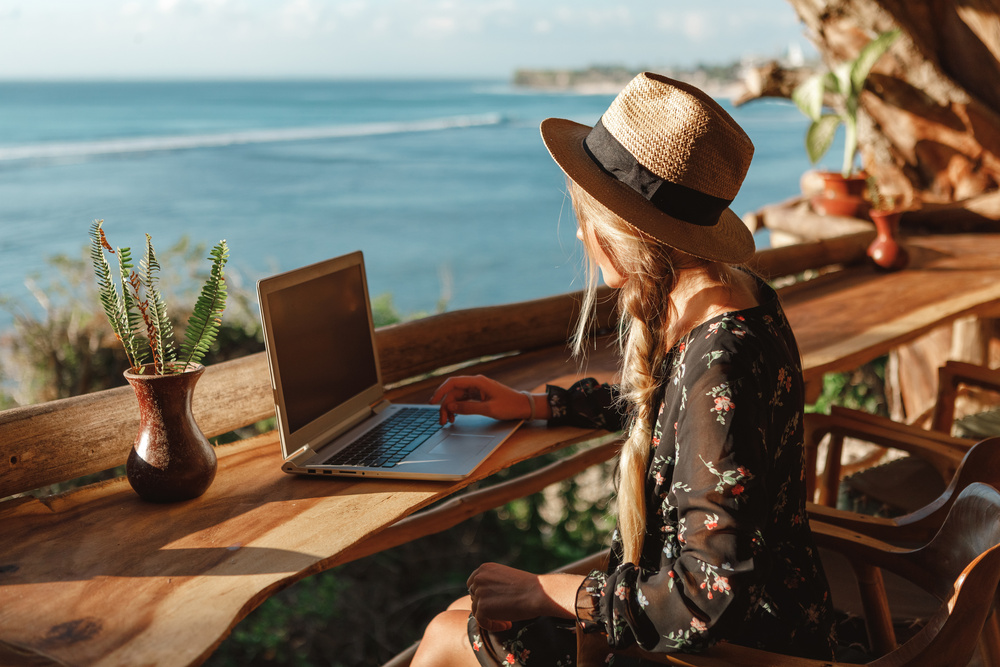 Femme en freelance avec vue sur la mer