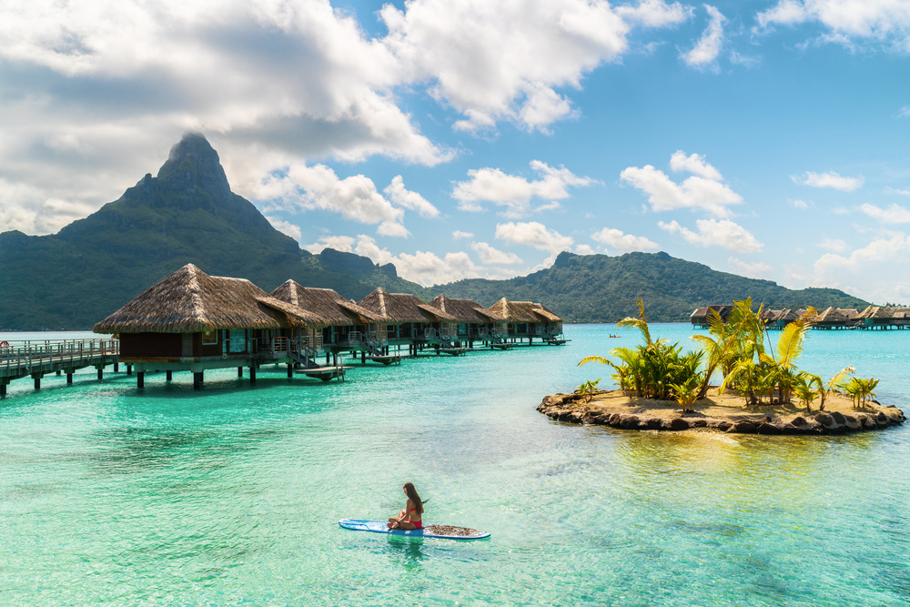Femme paddle à Bora Bora