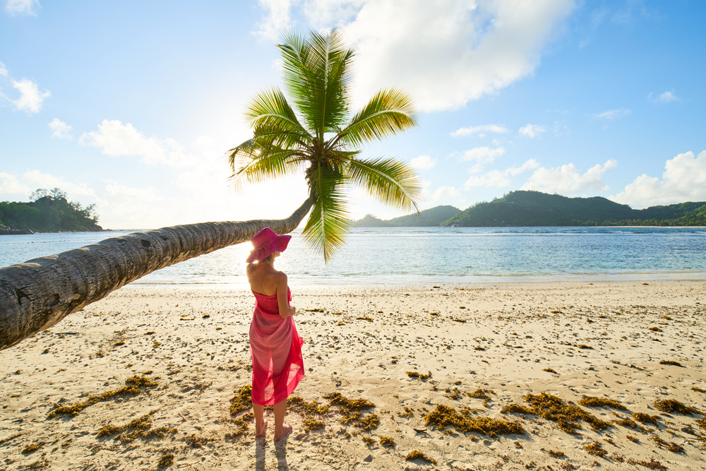 Femme touriste à la plage des Seychelles