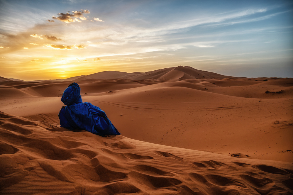 Homme avec vue sur les dunes de Merzouga au Maroc