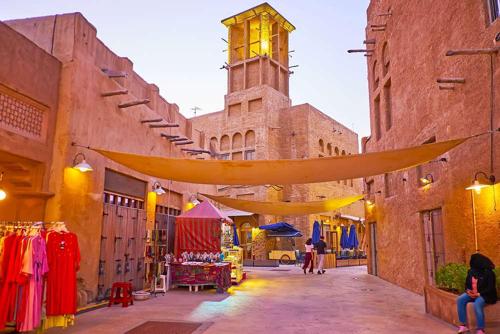 Marché en soirée à Al Fahidi, Dubaï, Émirats arabes unis