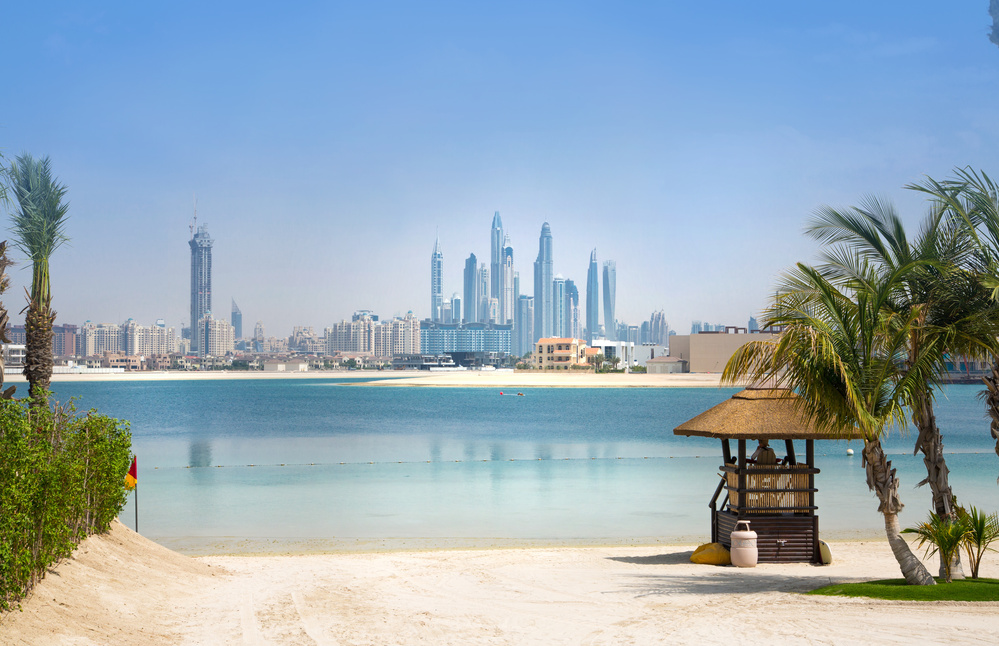 Plage de Dubai avec vue sur le Jumeirah