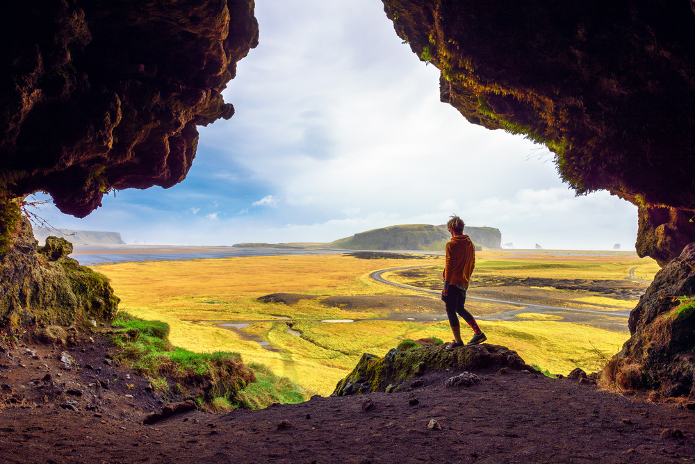 Randonneur dans la grotte de Loftsalahellir en Islande