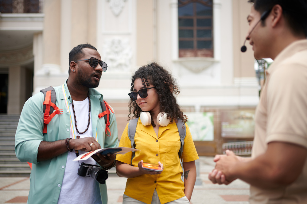 Touriste qui parle au guide durant un voyage