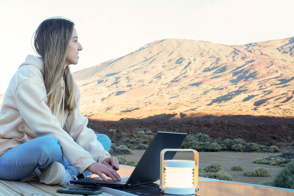 Travail avec un ordinateur avec la vue sur la montagne