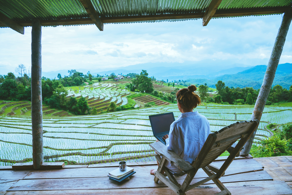 Travail sur l'ordinateur en Thailande