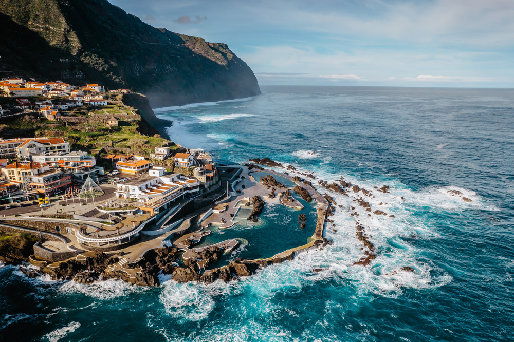 Vue sur Porto Moniz, Océan Atlantic, Madère
