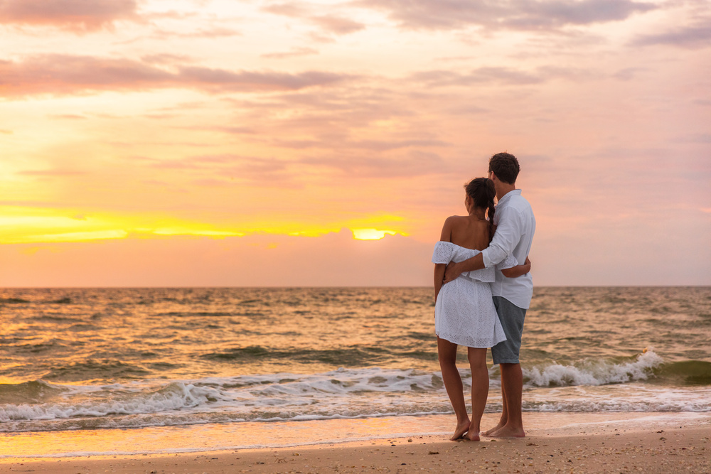 couple sur la plage coucher du soleil