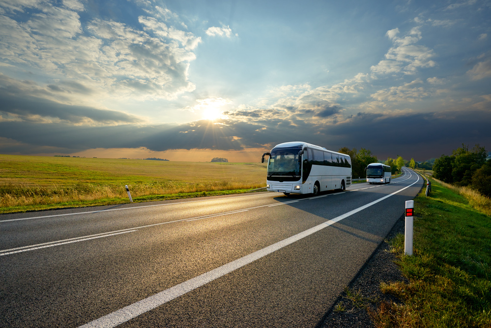 Bus voyage avec le coucher du soleil