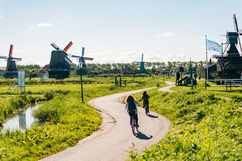 Deux cyclistes aux Pays-Bas devant le moulin
