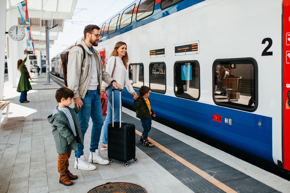 Famille au quai de la gare pour prendre le train