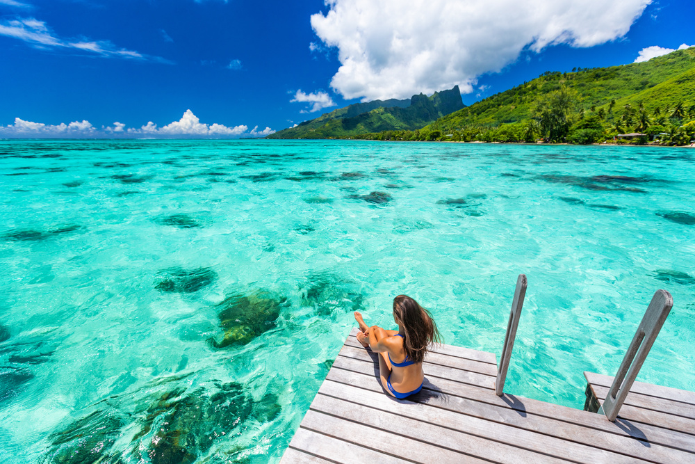Femme regardant la mer à Bora Bora, Tahiti