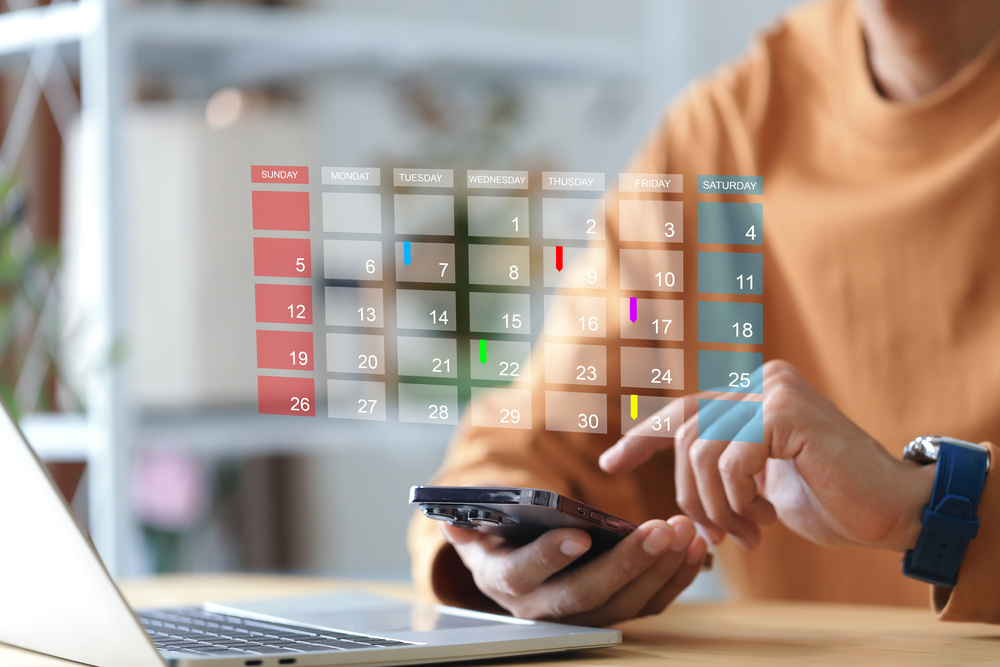 Femme utilisant son téléphone avec un calendrier