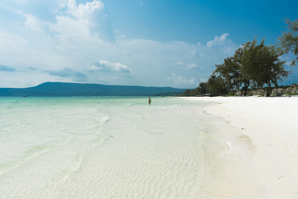 Homme marchant sur la plage de Koh rong au Cambodge