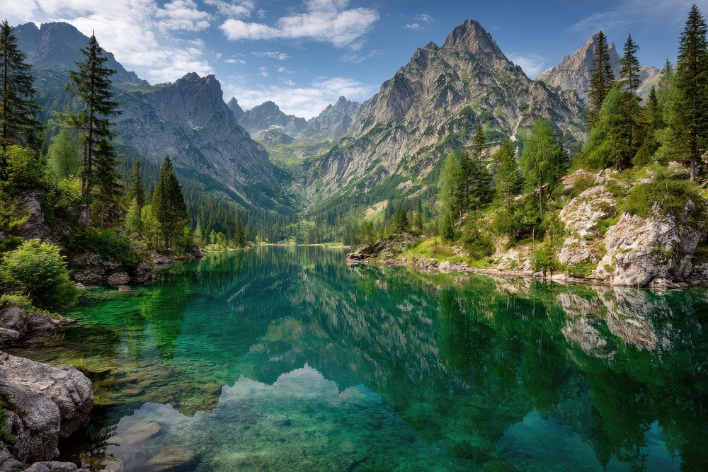 Montagne lac avec une eaux turquoises