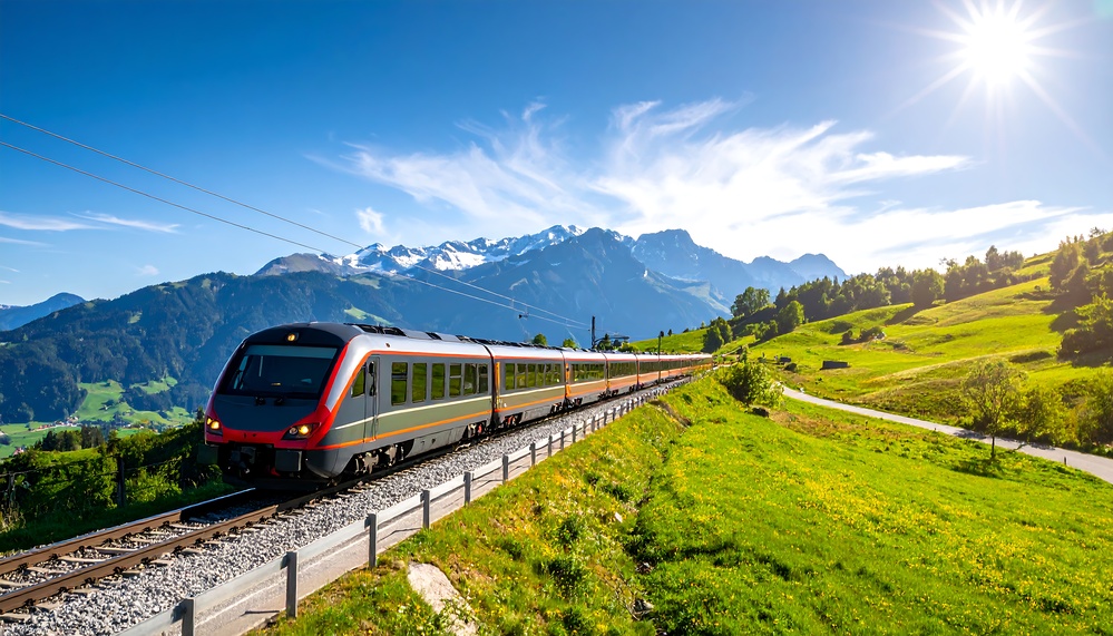 Train qui roule en pleine journée