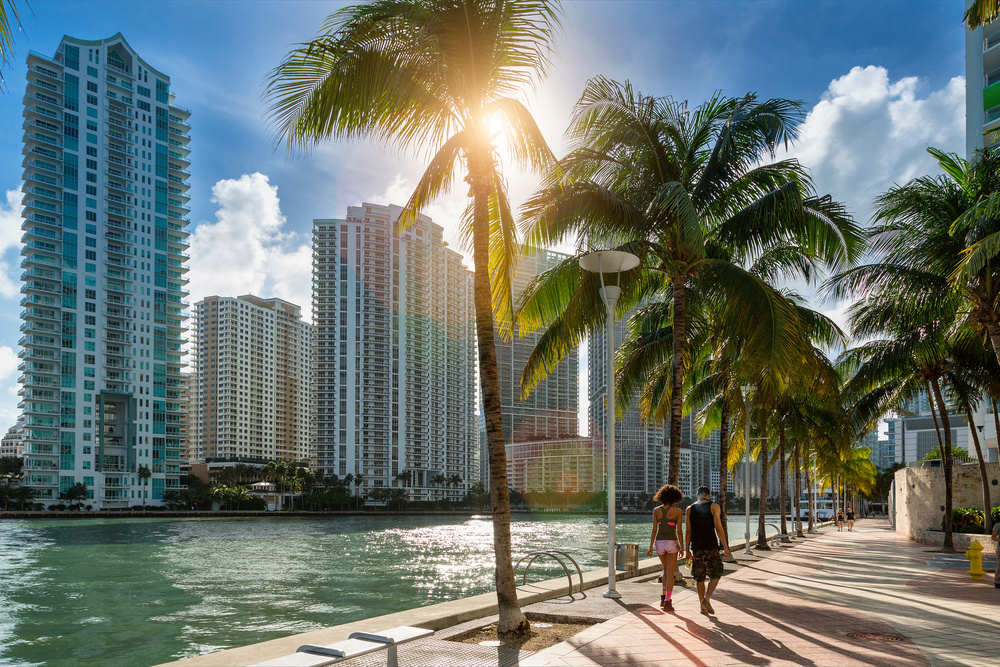 Centre-ville de Miami, des gens se promènent le long de la rivière Miami