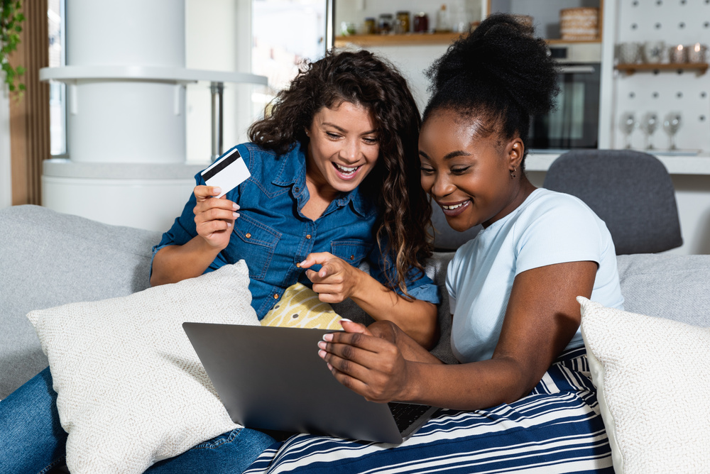 Deux femmes qui réservent leur voyage