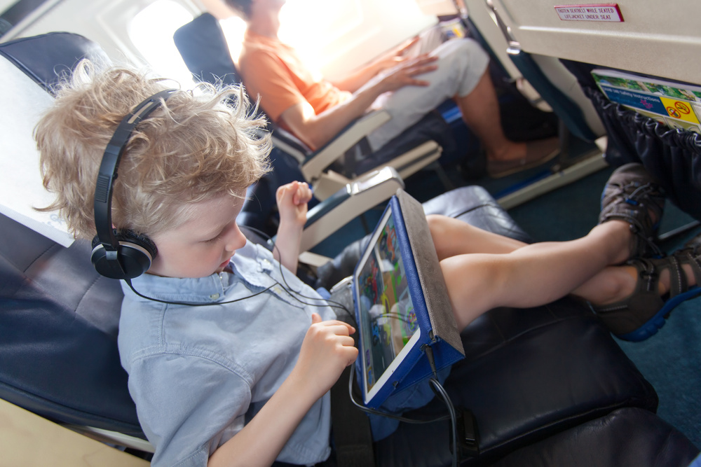 Enfant avion tablette casque