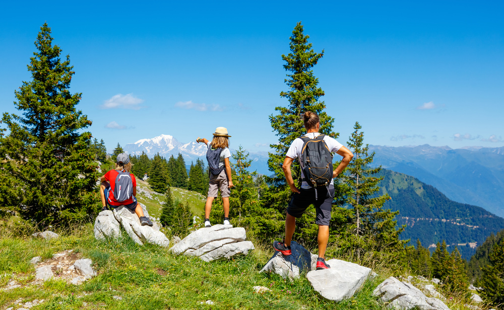 Famille en montagne aux Alpes
