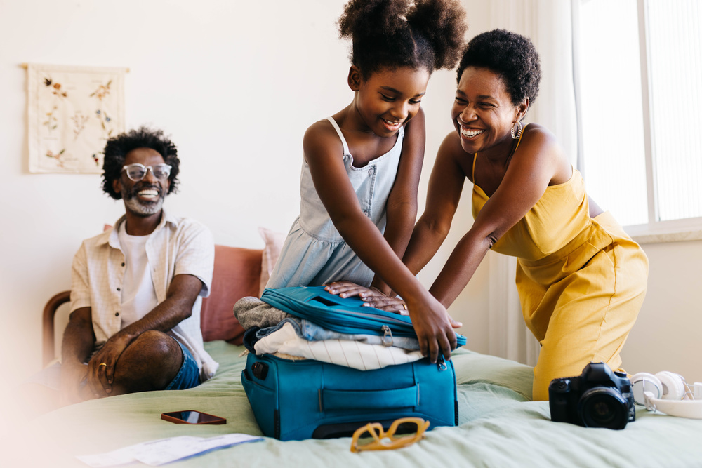 Famille préparation valise voyage enfant