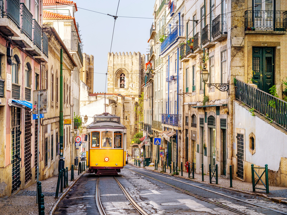 Tram 28 dans le quartier d’Alfama à Lisbonne, Portugal