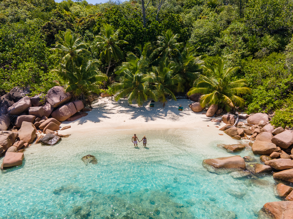 Un couple sur la plage Praslin Anse Lazi, Seychelles