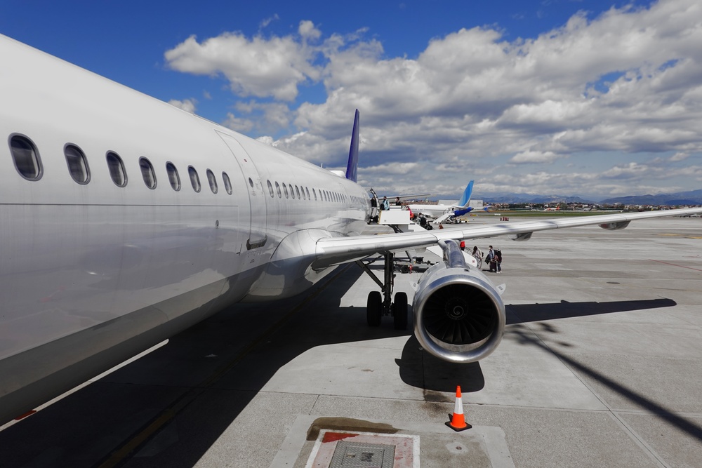 Avion vue de l'extérieur avec les passagers qui montent