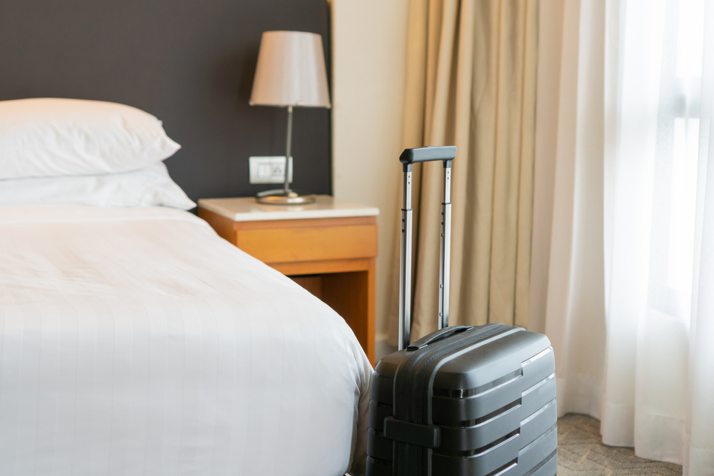 Chambre d'hôtel avec une valise