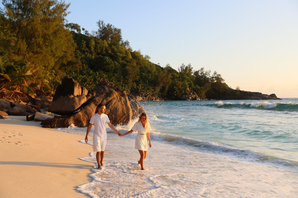 Couple à la plage aux Seychelles, Lune de miel