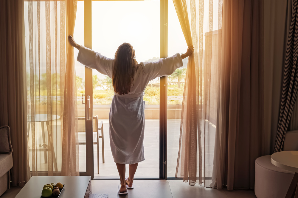 Femme dans une chambre d'hôtel en peignoir