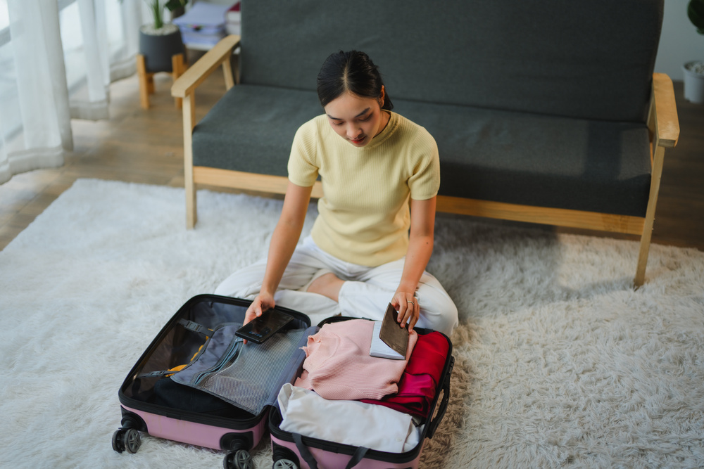 Femme qui prépare sa valise pour son voyage