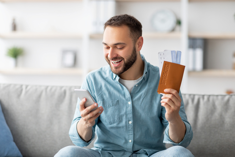 Homme qui réserve billet d'avion