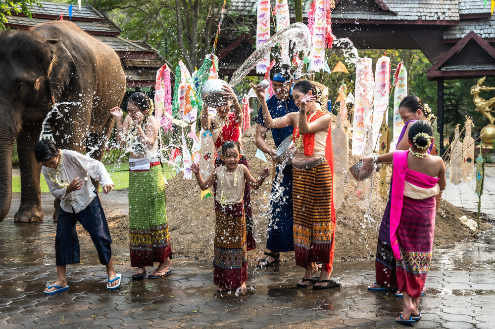Nouvel an khmer, verser de l'eau sur la famille, Cambodge