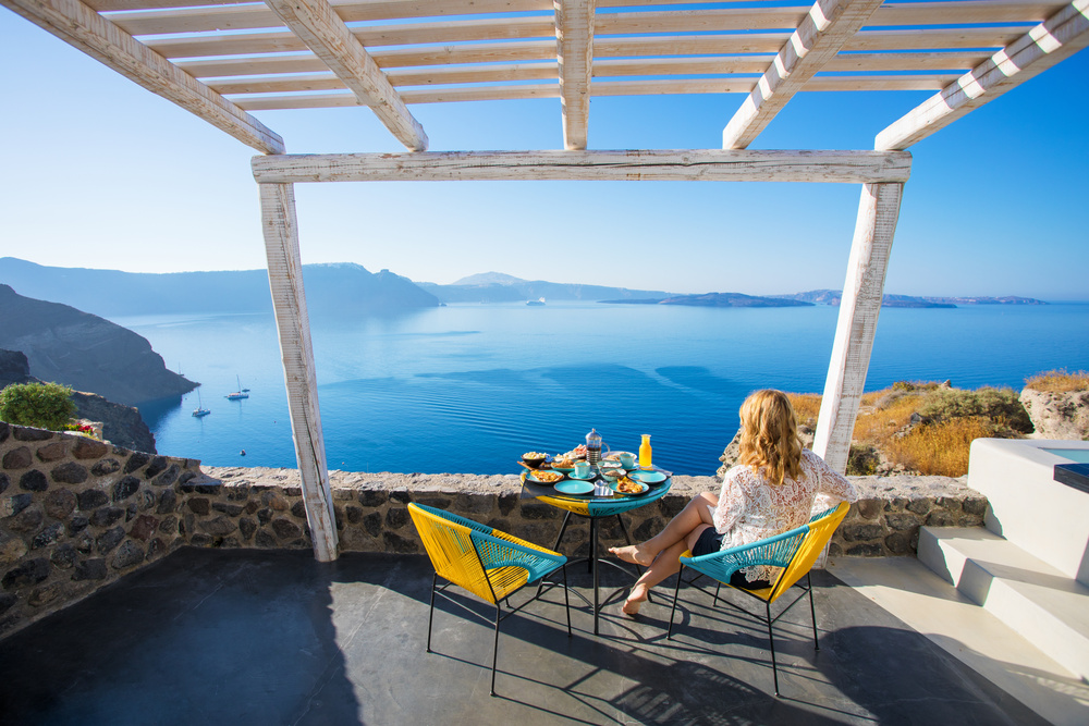 Petit-déjeuner avec la vue sur la mer, Santorin, Grèce