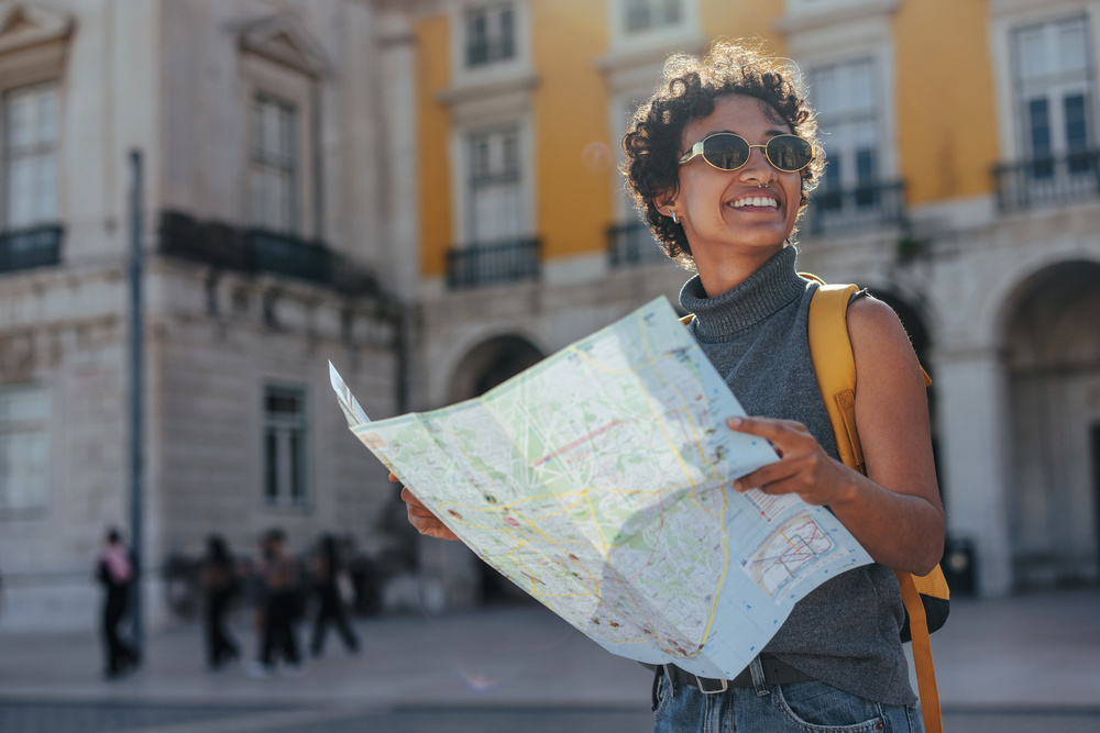 Touriste qui explore Lisbonne avec un plan