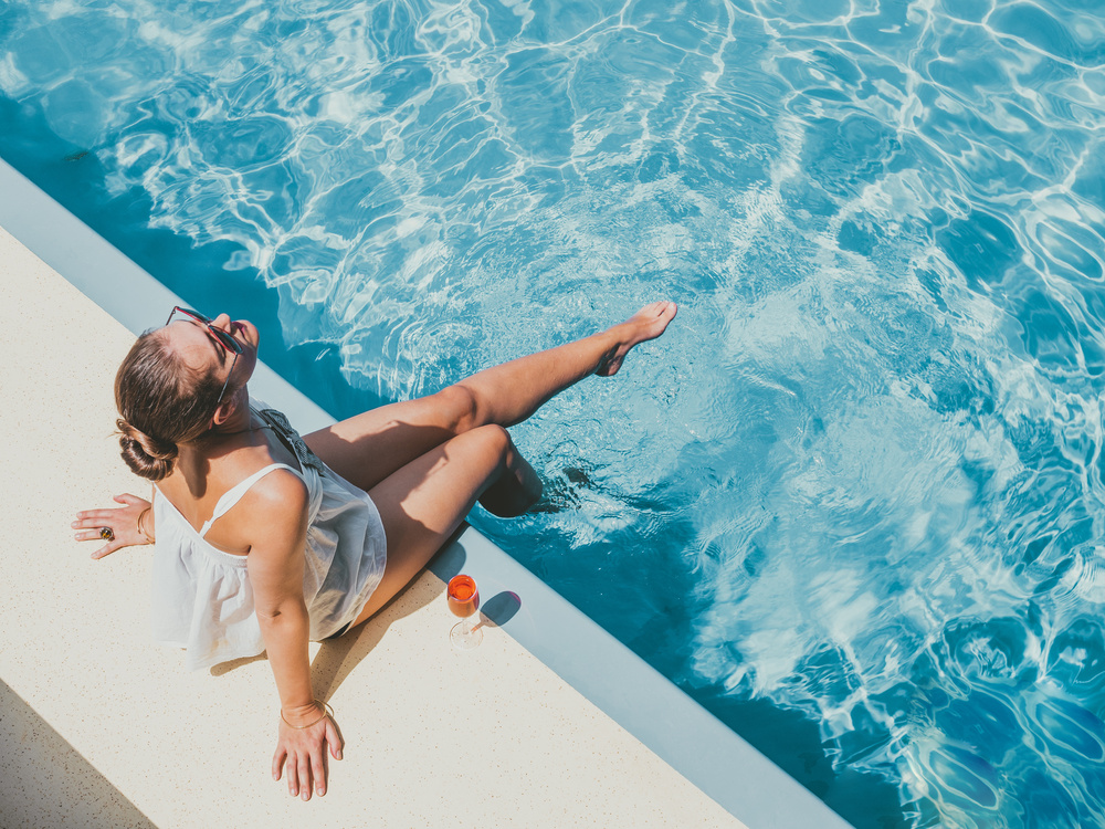 Une femme se détend au bord de la piscine, vacances, voyage
