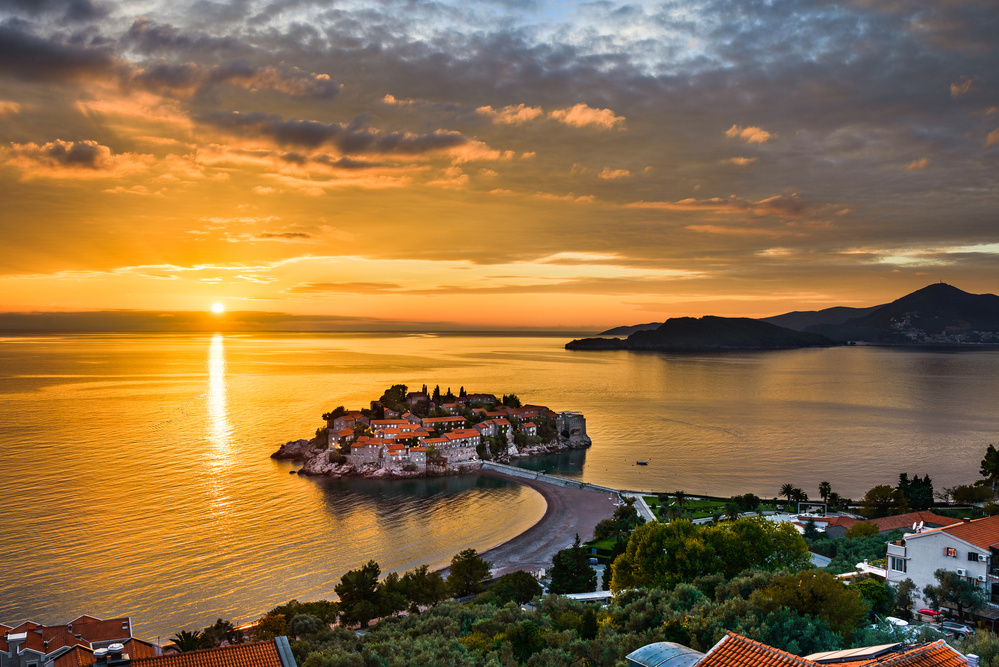 Ville de Sveti Stefan avec le coucher du soleil, Monténégro