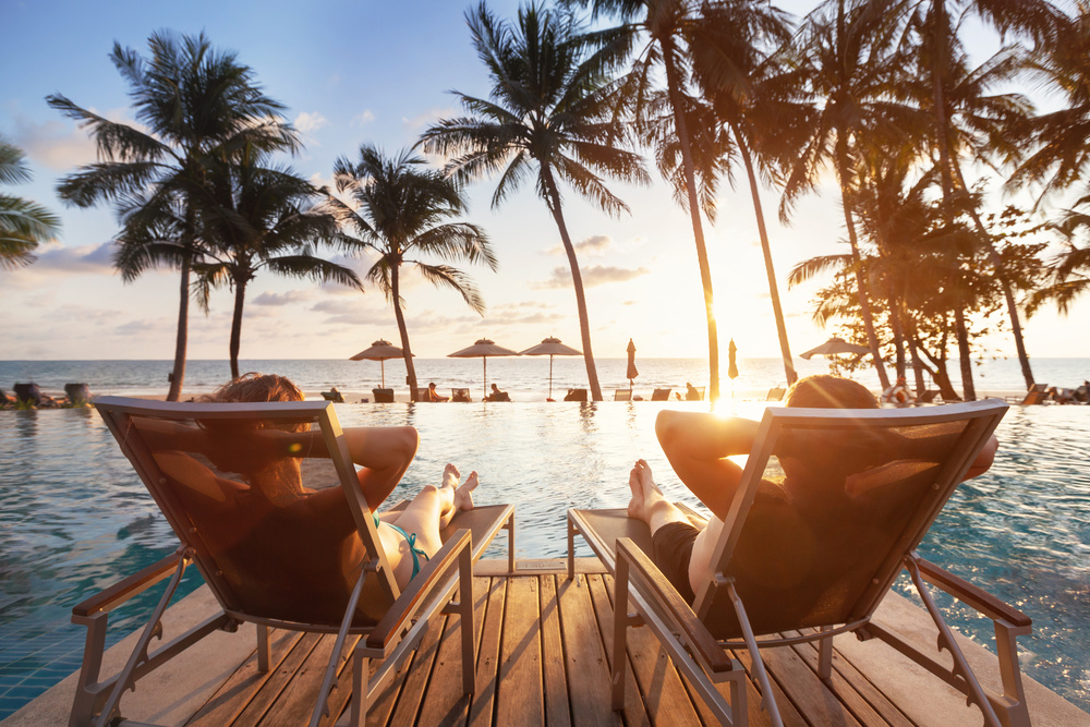 Voyage en couple détente au bord de la piscine
