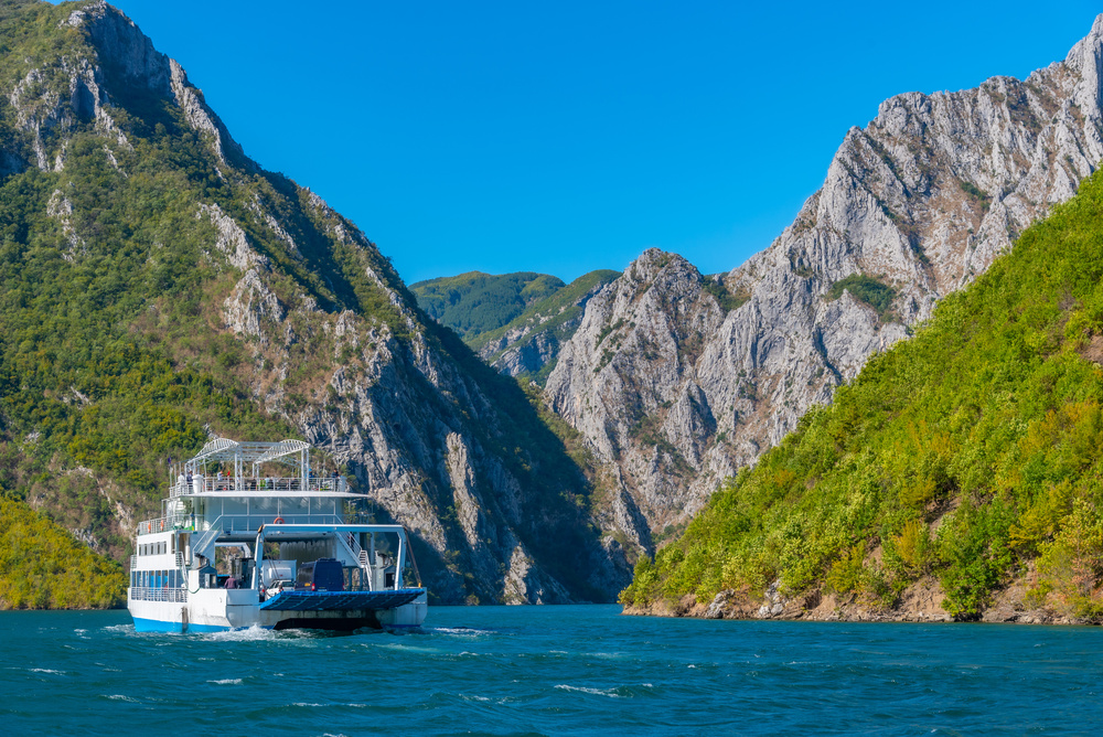 Ferry autour des montagne, Albanie