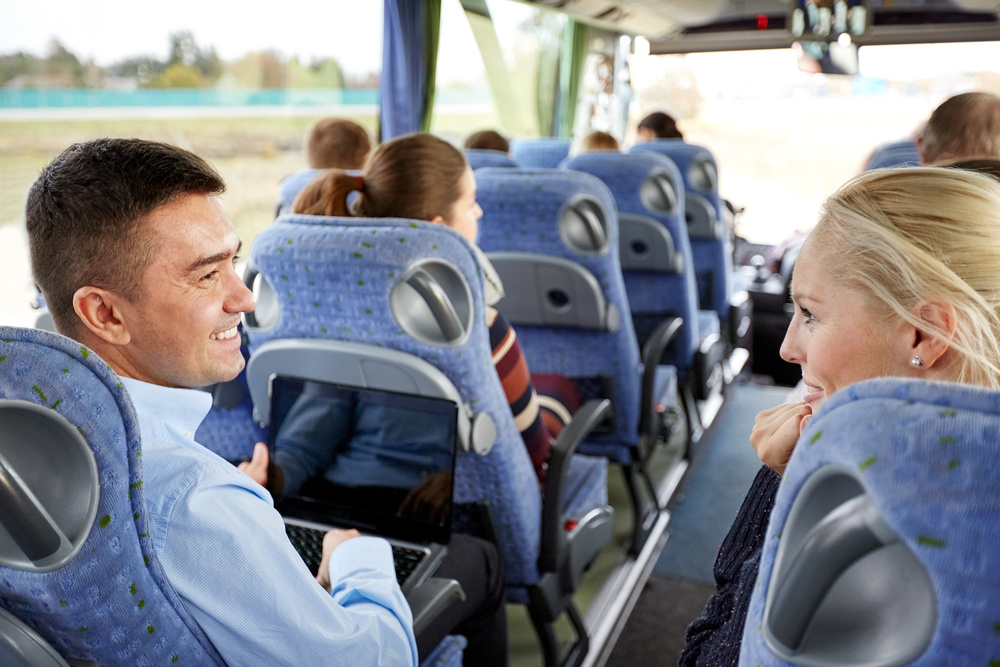 Groupe de passagers en vacances dans un bus